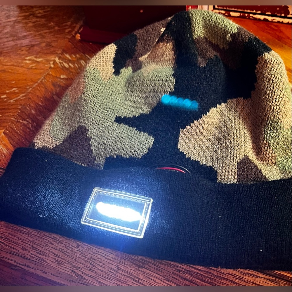 Men’s beanie with lights in front